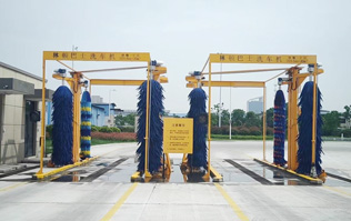 巴士、公交車用電腦洗車機(jī)，采用電腦控制，自動化程度高