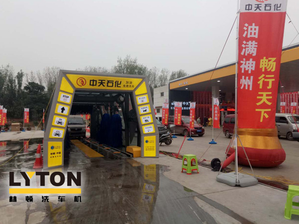 FX-11-7七刷隧道式連續(xù)洗車機整機航空鋁合金材質(zhì)加工而成，國際高端洗車機制造工藝。外形美觀新穎、大方。