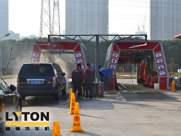 林頓fx11電腦洗車機2套（名駿百盛汽車服務(wù)連鎖選購配置），客流量較大汽車美容店行業(yè)推薦配置。