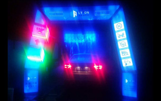 絢麗多彩，新穎潮流！藍(lán)色款隧道式電腦洗車機(jī)夜間亮燈效果