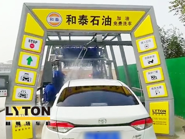黃色款林頓FX-11系列隧道式連續(xù)全自動(dòng)洗車(chē)機(jī)設(shè)備，外表高壓沖洗、仿型超柔刷洗、輪刷清洗等，眾多客戶選擇！