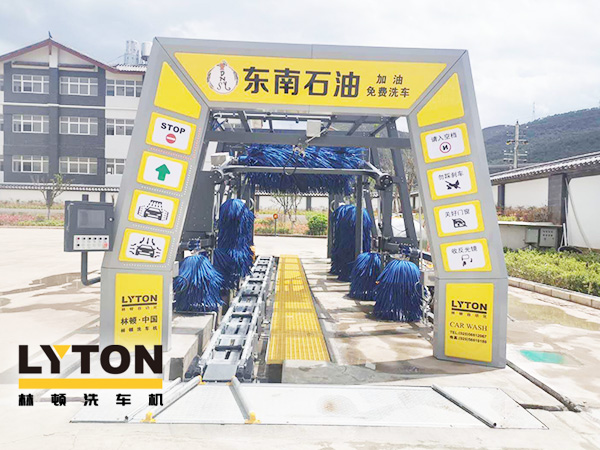 黃色款林頓FX-11系列隧道式連續(xù)全自動(dòng)洗車(chē)機(jī)設(shè)備，外表高壓沖洗、仿型超柔刷洗、輪刷清洗等，眾多客戶選擇！