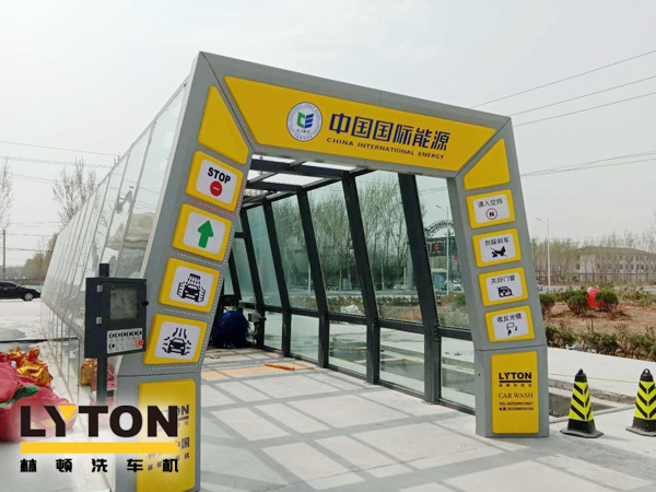 隧道式全自動洗車機(jī)——高效、快速、節(jié)水的洗車設(shè)備，適用于多種車型的清洗。